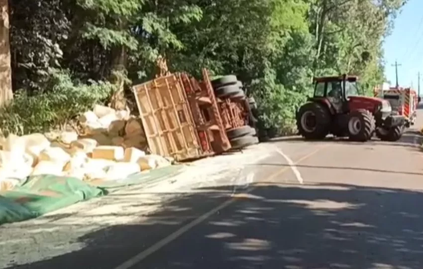  Motorista fica preso às ferragens após carreta carregada com serragem tombar