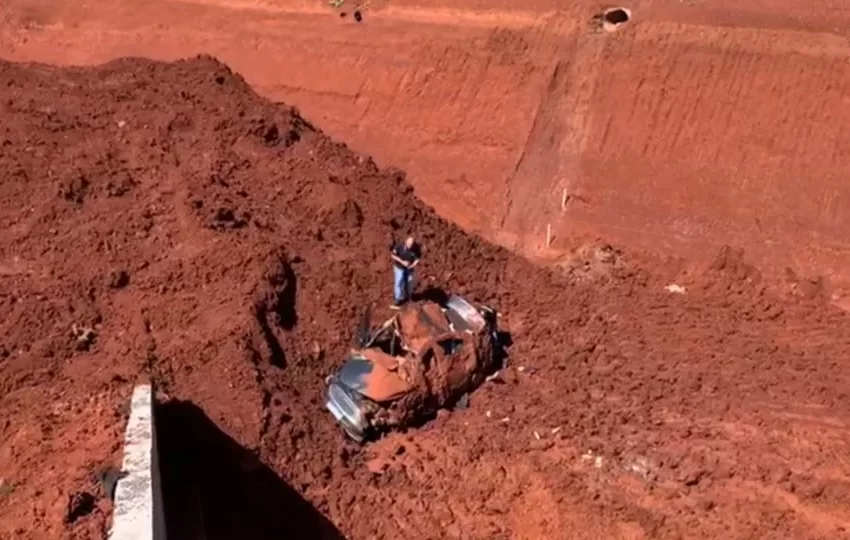  Motorista morre após carro cair em valeta de obra na BR 277