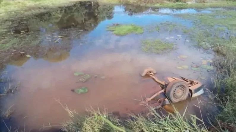  Adolescente e idoso são encontrados mortos em carro caído em lagoa no Paraná