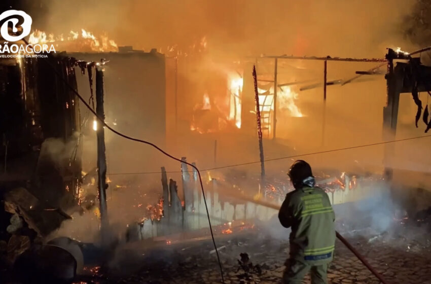  Incêndio destrói casa de madeira na linha São Paulo