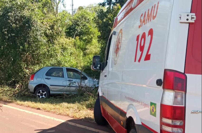  Mulher fica ferida após carro sair da pista na PR 475