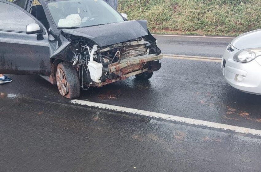  Mulher fica ferida após veículo sair da pista e colidir contra barranco na PR 182