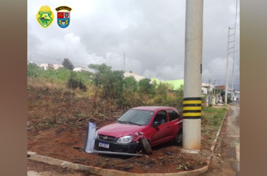  Veículo que havia sido furtado é recuperado pela Polícia Militar após colidir contra poste