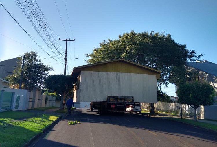  Caminhão é flagrado transportando casa de madeira