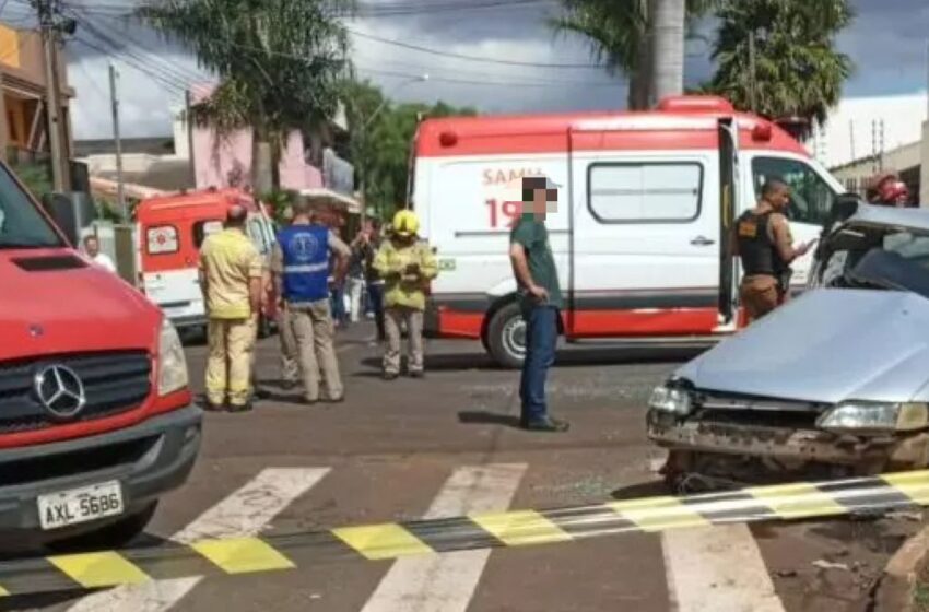  Mulher morre após grave colisão entre carro e micro-ônibus escolar