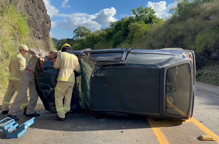  Motorista fica ferido após carro colidir em anteparo e capotar na PR 566