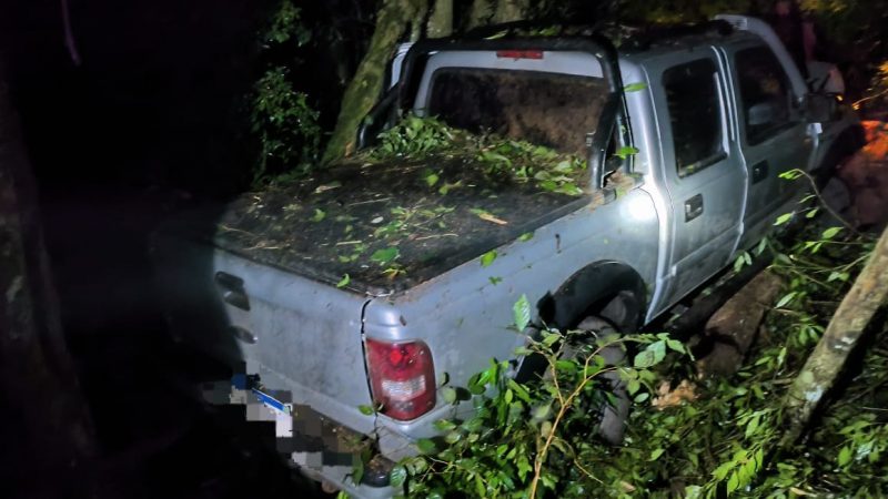  Duas pessoas ficam feridas após caminhonete sair da pista e cair em ribanceira de aproximadamente 10 metros