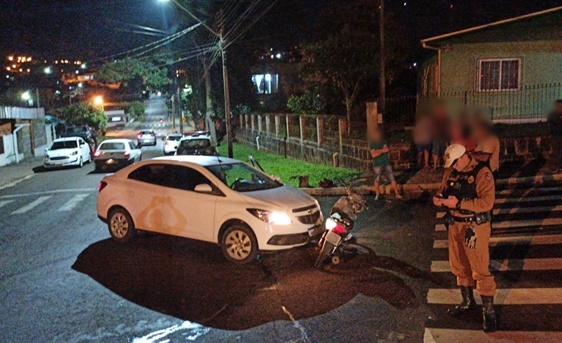  Condutora de moto fica ferida após colisão com carro no bairro São Miguel