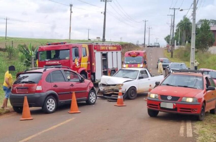 Colisão Frontal Entre Carro E Caminhonete Deixa Cinco Pessoas Feridas ...