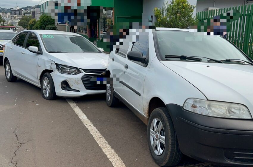  Mulher fica ferida em colisão envolvendo três veículos no centro de Beltrão