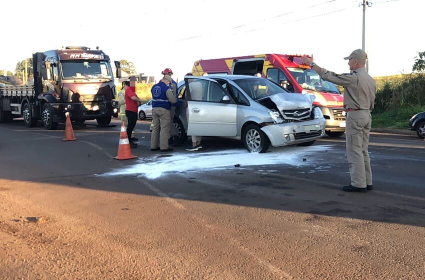  Engavetamento envolvendo dois veículos e um caminhão é registrado na Rodovia Olivo Zanella