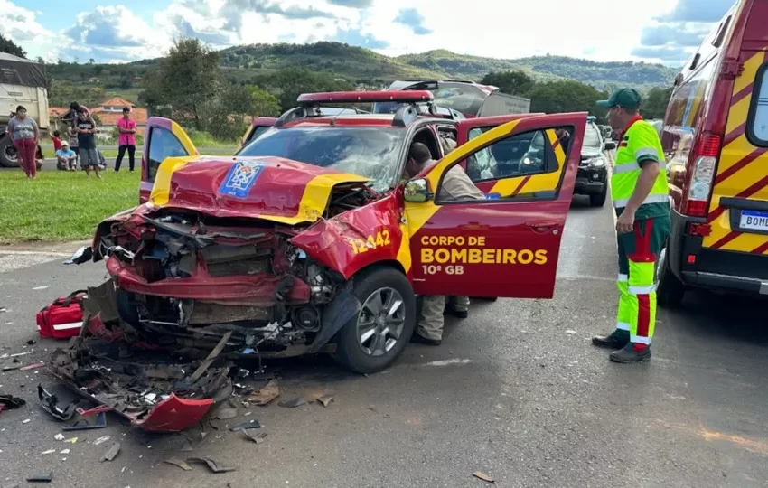  Bombeiros ficam feridos após viatura colidir contra caminhão na BR 277