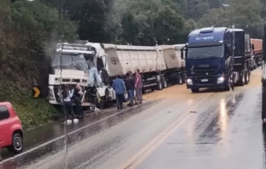  Motorista fica gravemente ferido após colisão frontal entre dois caminhões na BR 277