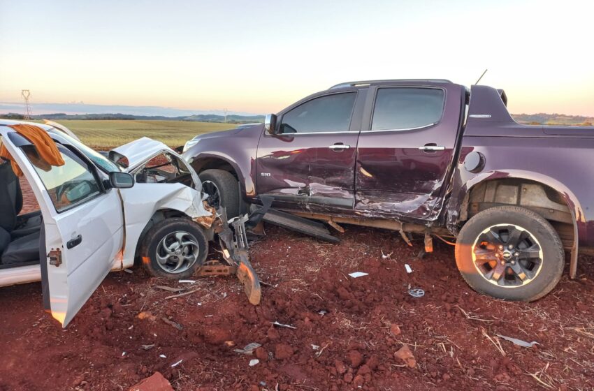  Acidente entre caminhonete e carro deixa quatro pessoas feridas, entre elas uma criança