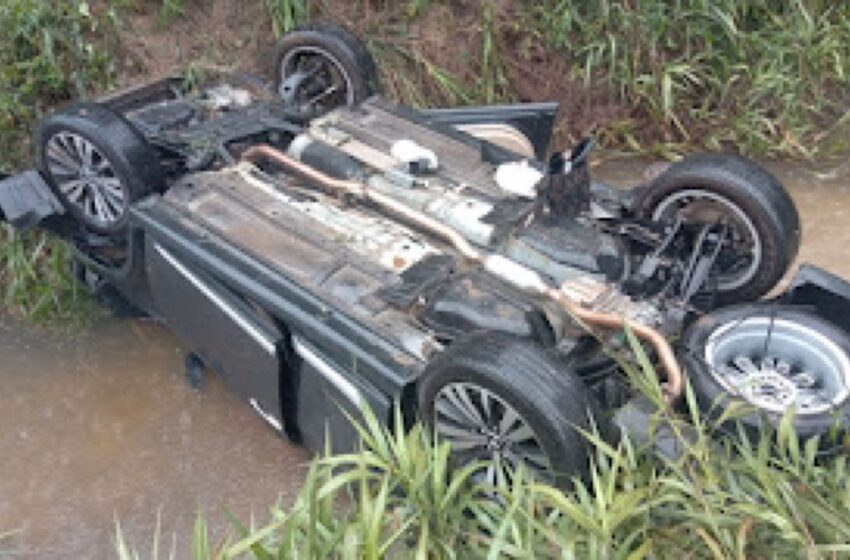  Duas pessoas morrem e duas ficam em estado grave após veículo capotar e cair em rio na BR 376