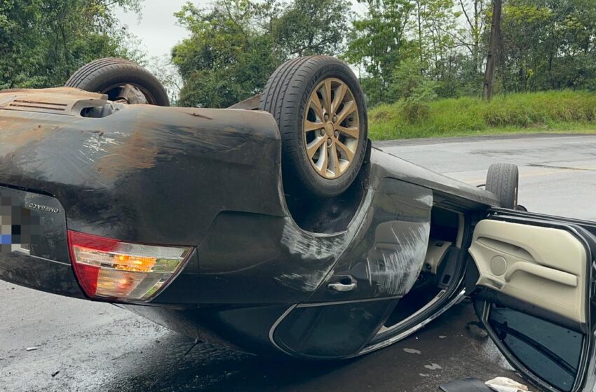  Carro capota após condutor perder controle da direção em curva na PR 180