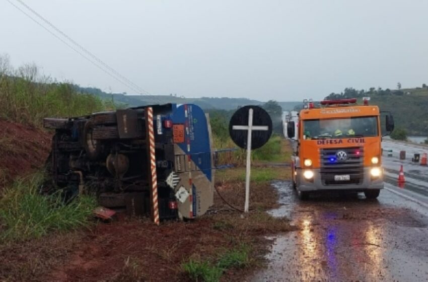  Motorista fica ferido após caminhão tombar na BR 163