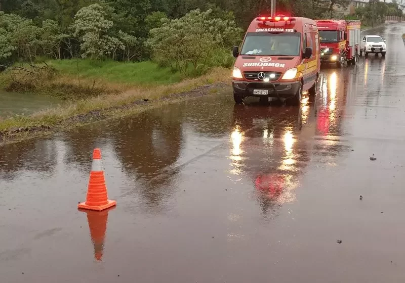  Pai salva filhos de 4 e 10 anos após carro com família cair em açude e ficar submerso