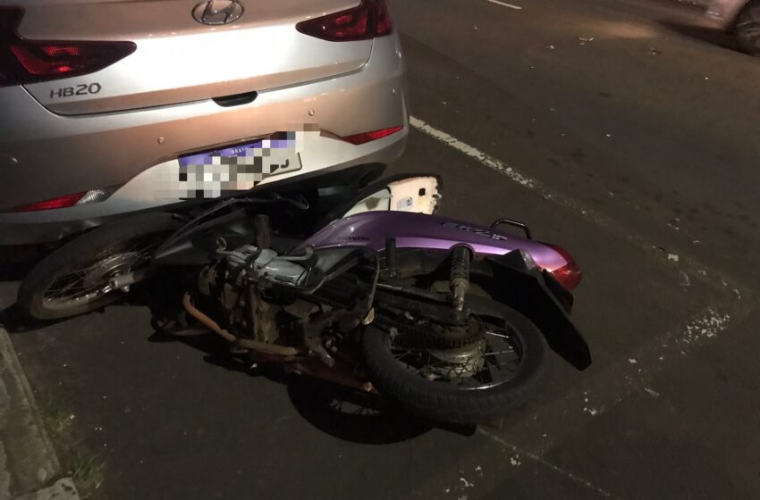  Motociclista fica ferida em colisão entre carro e moto