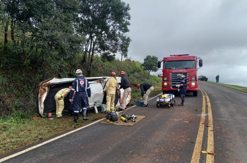  Motorista fica ferido após caminhonete capotar na PR 180 em Marmeleiro