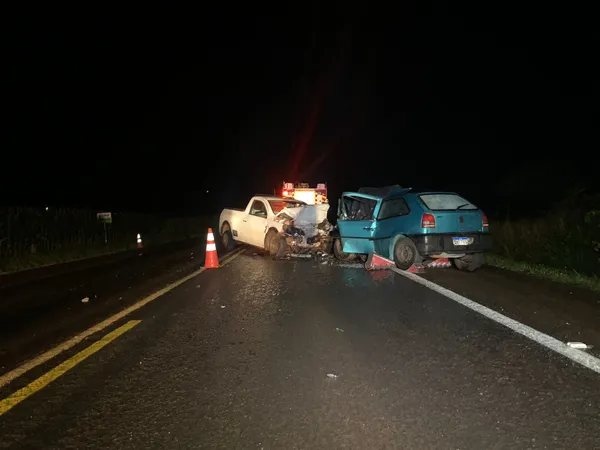  Colisão frontal entre dois veículos deixa um homem morto e dois feridos na BR 277