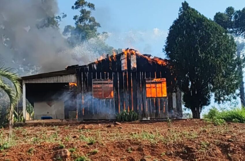  Casa de madeira fica totalmente destruída após pegar fogo