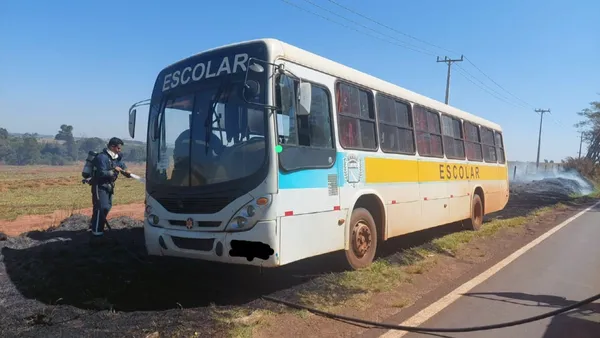  Ônibus escolar pega fogo com 13 crianças dentro no Paraná