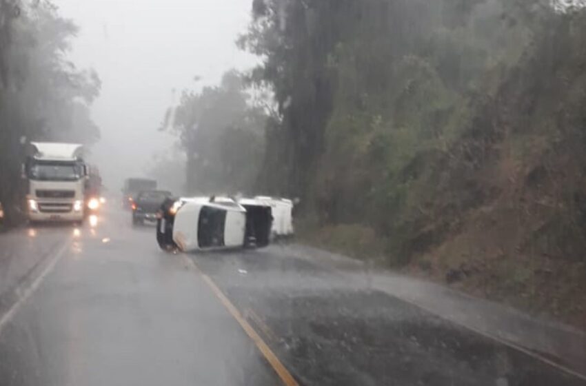  Motorista fica ferido após caminhonete colidir em barranco e capotar na PR 182