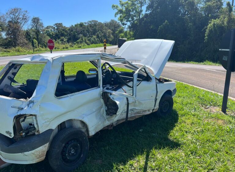  Jovem de 19 anos fica em estado grave após colisão entre carro e caminhão na PR 182