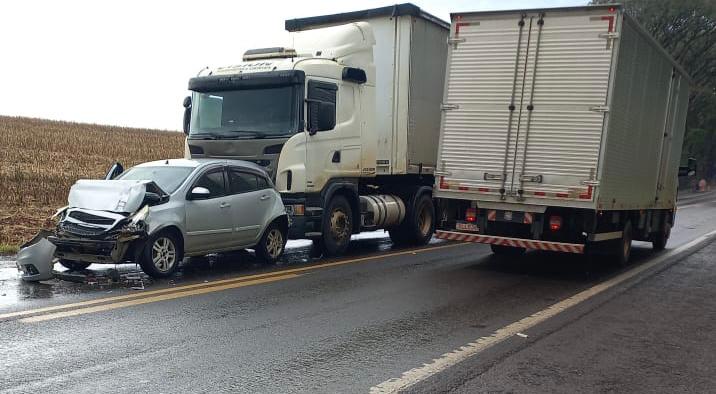  Família sai ilesa após carro ficar prensado em meio a duas carretas na PR 182