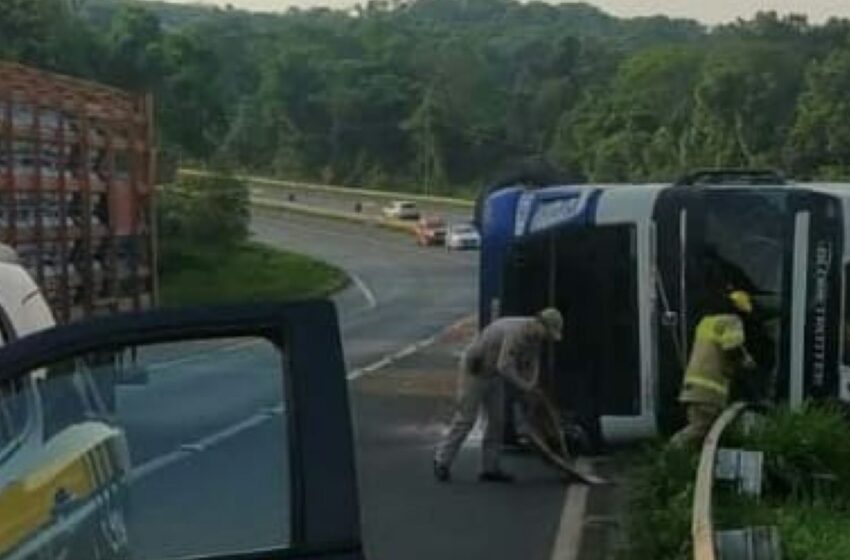 Homem De 33 Anos Morre Após Caminhão Tombar Na BR 376 - BeltrãoAgora