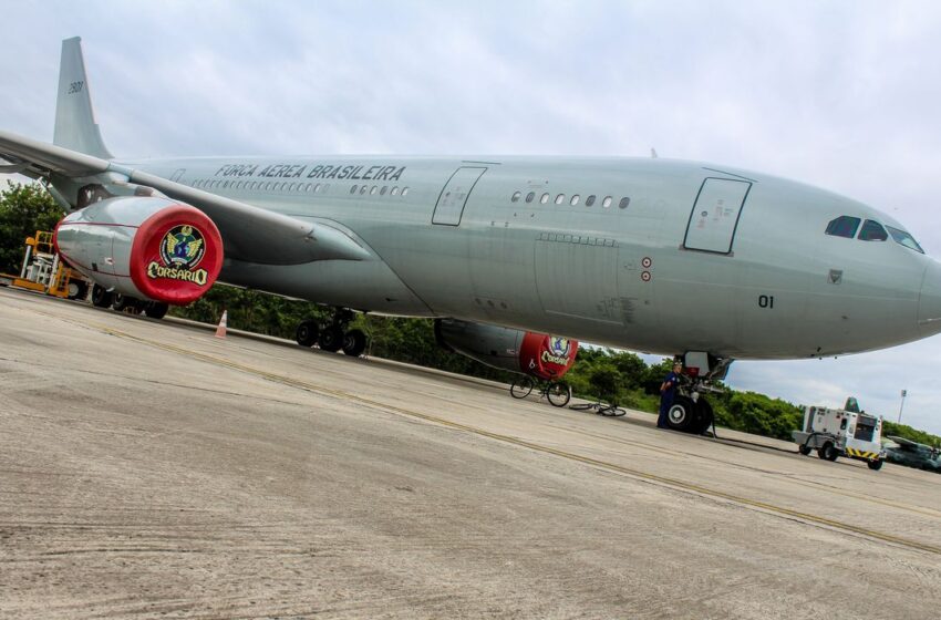  Sexto avião da FAB com brasileiros repatriados da zona de guerra chega ao Rio de Janeiro 
