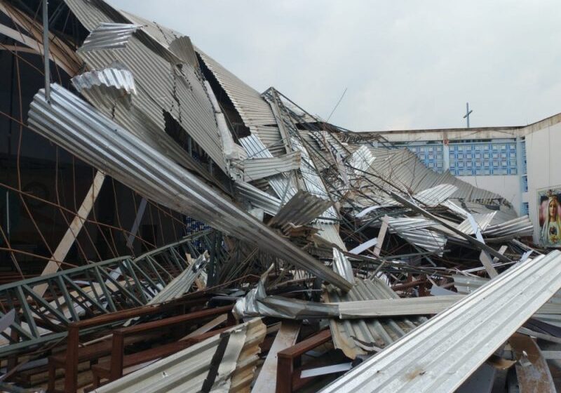  Igreja fica destruída após estrutura do telhado ser arrancada durante forte temporal