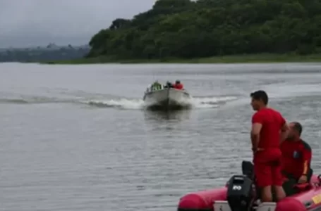 Filho encontra corpo do pai que desapareceu após cair de embarcação em lago durante festival de pesca