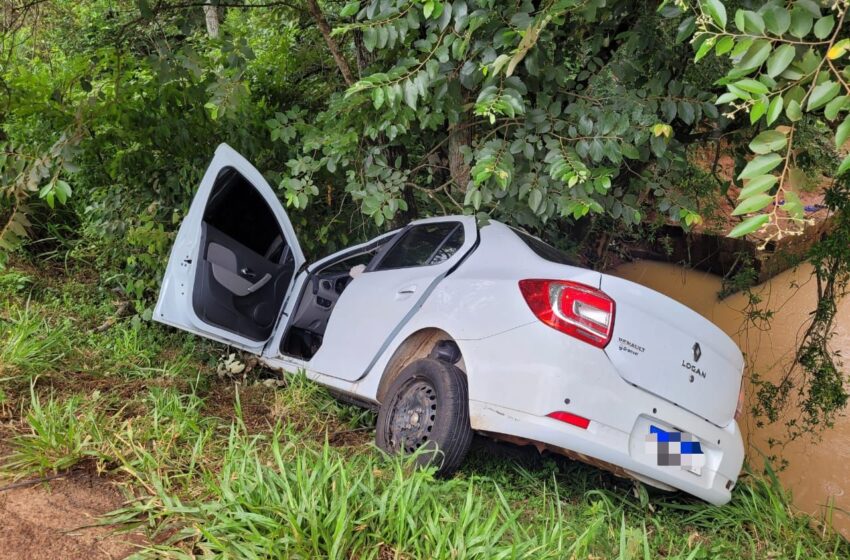 Homem morre e duas pessoas ficam feridas após carro sair da pista e colidir contra árvores na PR 475
