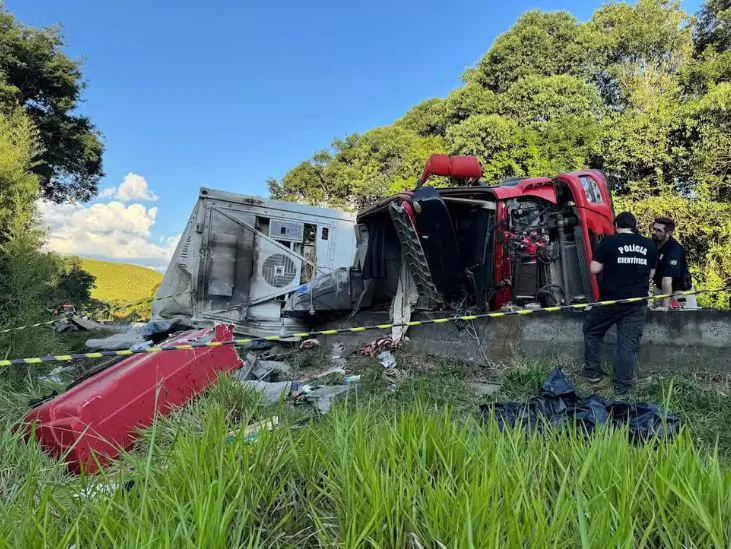  Motorista morre após tombar caminhão; homem estava sem cinto de segurança, diz PRF