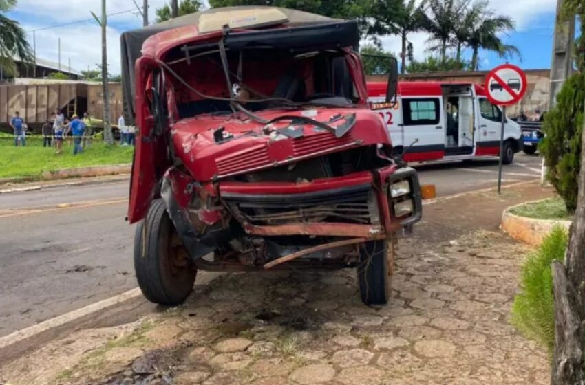  Motorista é socorrido em estado grave após caminhão ser atingido por trem no Paraná