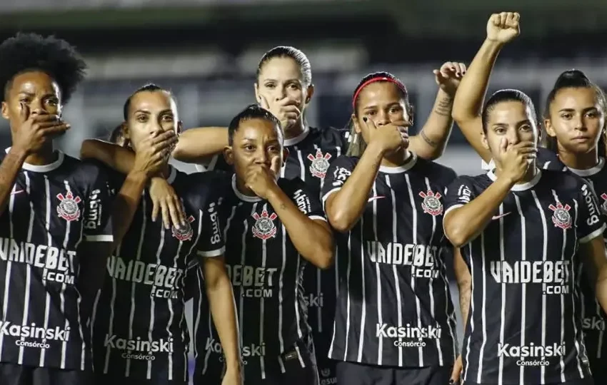  Abertura de rodada do Campeonato Brasileiro Feminino de futebol é marcada por protestos