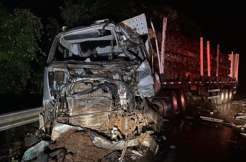  Motorista morre após grave colisão entre dois caminhões na BR 373