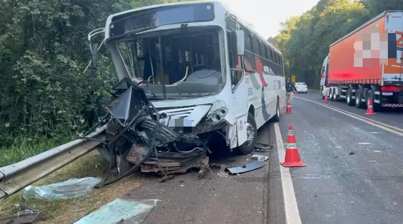 Grave colisão entre carro e ônibus deixa uma pessoa morta e várias feridas