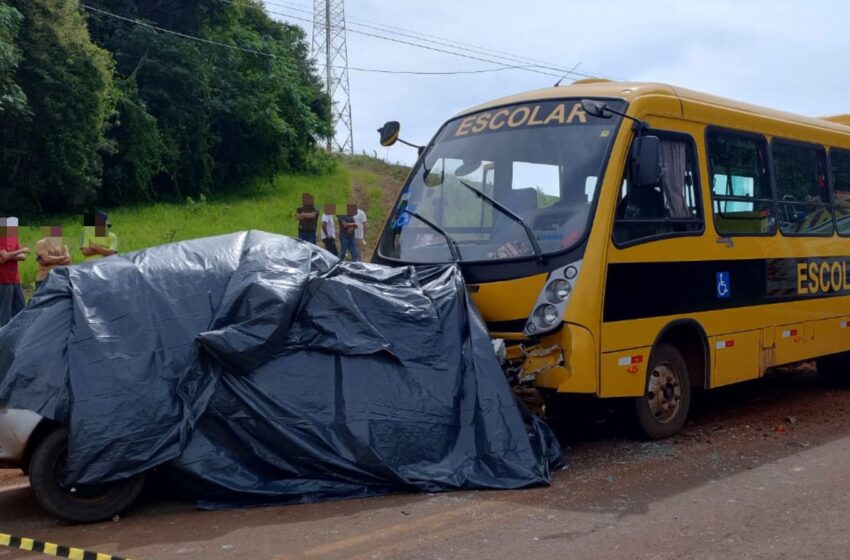  Grave colisão frontal entre carro e ônibus escolar deixa três pessoas mortas