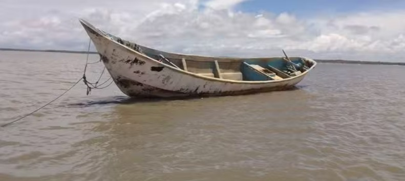  Pescadores encontram barco com vários corpos em avançado estado de decomposição