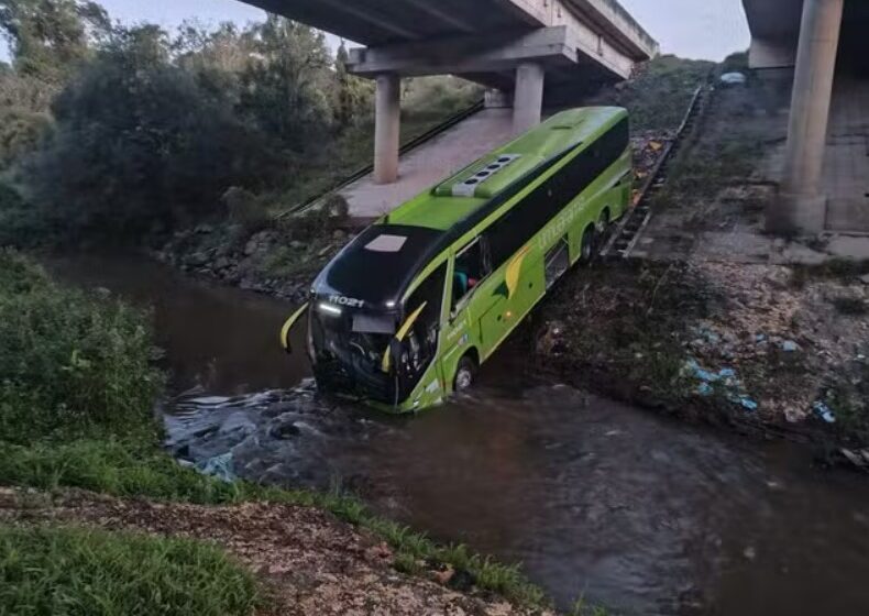  Ônibus cai em rio após sair da pista na BR-376