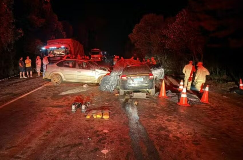  Colisão envolvendo dois carros deixa quatro pessoas mortas na PR-466