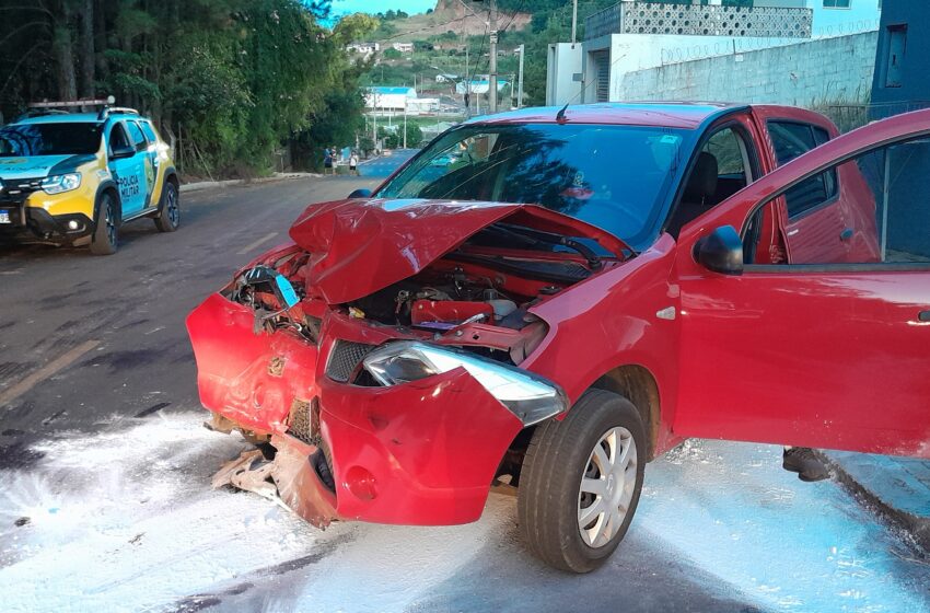  Motorista fica ferida após colidir carro contra caminhão estacionado no bairro Miniguaçu