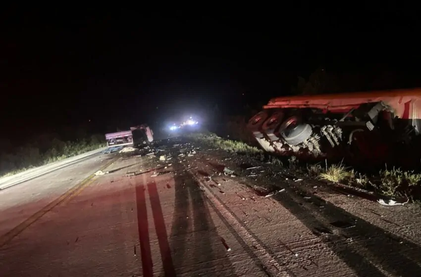  Homem morre após colisão frontal entre caminhões na PRC-280