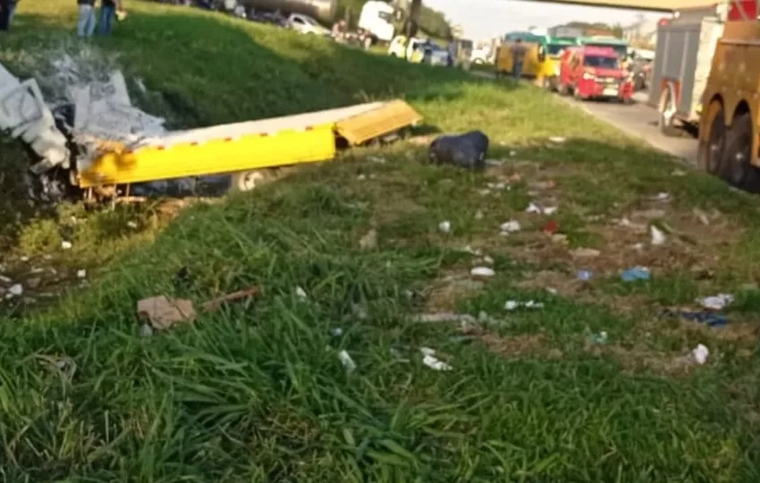 Passageiro de caminhão morre após se jogar de veículo em movimento no Paraná