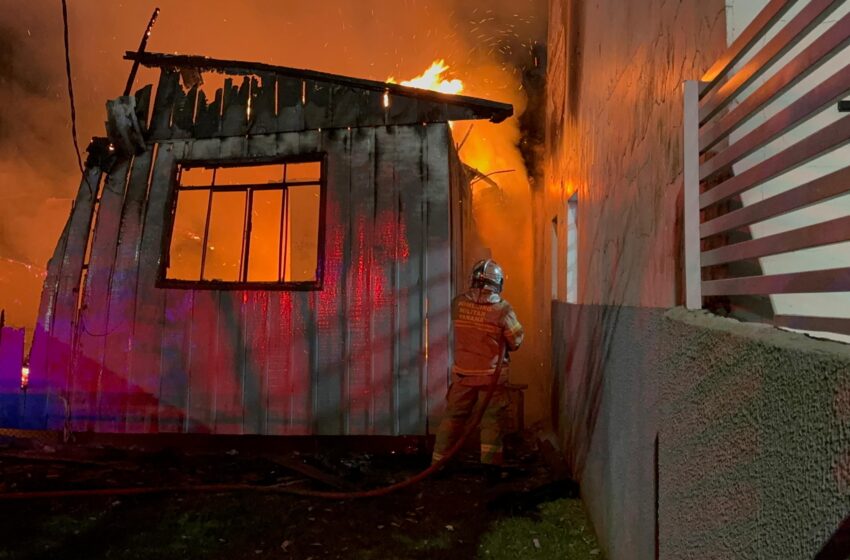  Casa fica totalmente destruída após pegar fogo no bairro Vila Nova