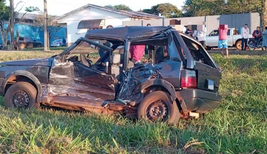 Jovem de 19 anos morre e quatro pessoas ficam feridas após colisão frontal entre carro e caminhão