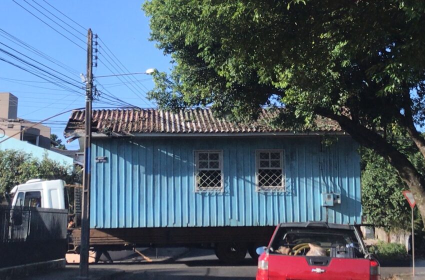  Caminhão realiza transporte de casa de madeira em Francisco Beltrão